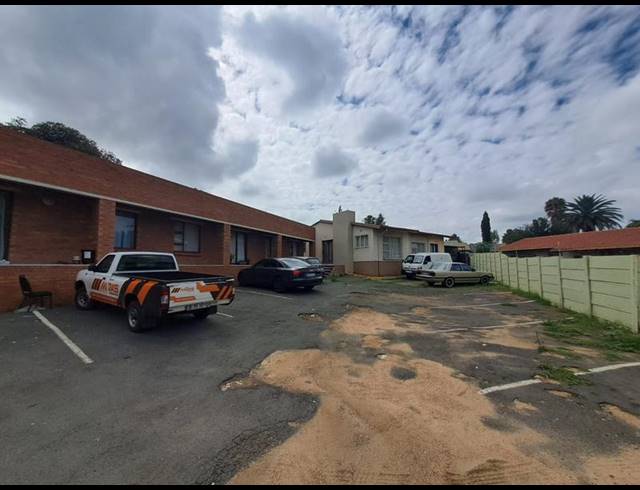 15 BEDROOM COMPLEX FOR SALE IN ILLIONDALE